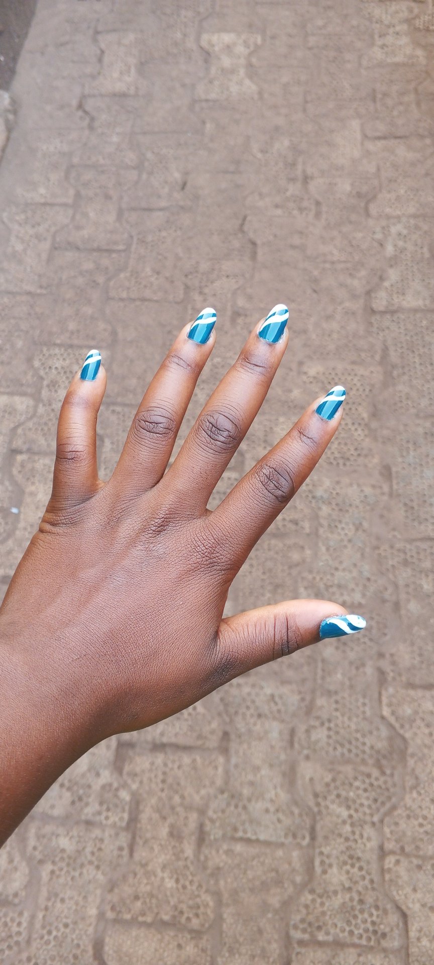 Cette réalisation que je nomme"les vagues turquoises"est une pose d’ongles élégante et moderne, avec un style artistique qui attire le regard. 💅🏽✨.Finition brillante,chic et élégante