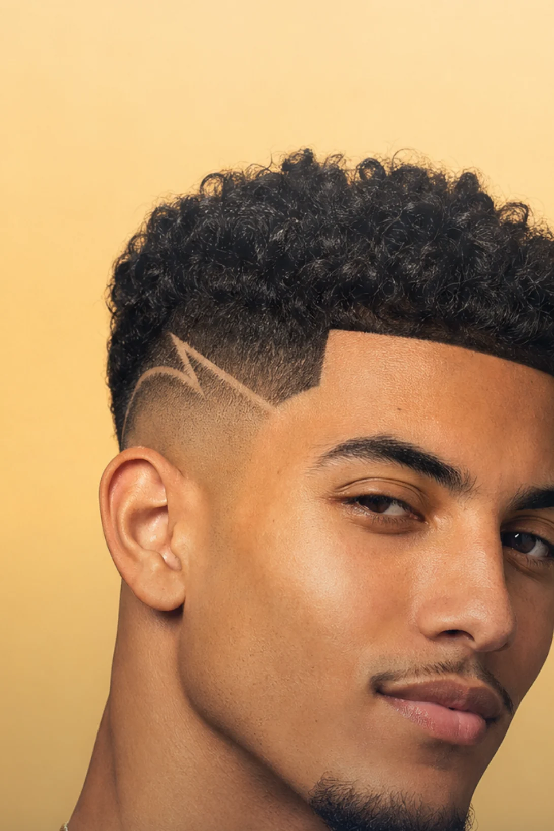 Motif rasé sur tempe — essayage virtuel coiffure