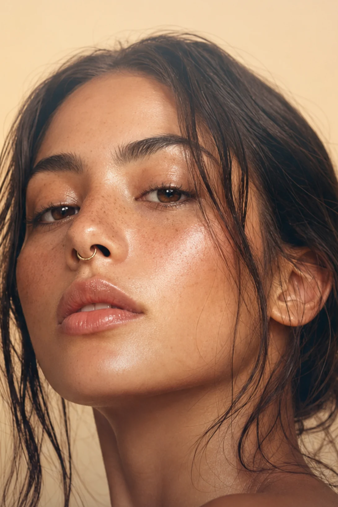 Piercing de septum avec anneau doré