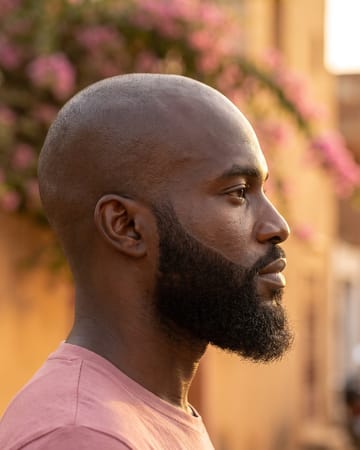 Crâne rasé et barbe soignée