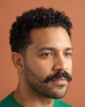 Moustache épaisse et barbe courte