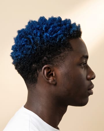 Bleu électrique sur noir