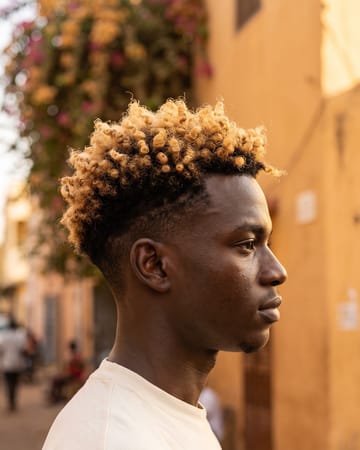 Boucles blondes décolorées