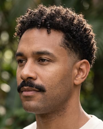 Joues rasées, moustache nette