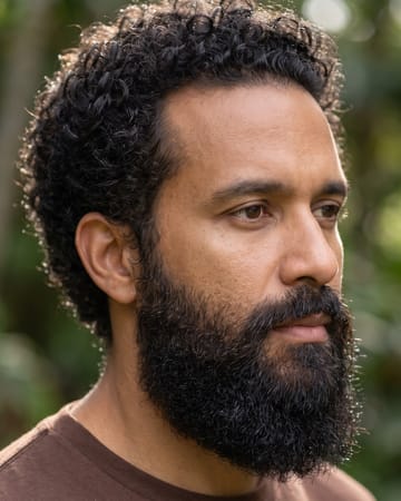 Barbe longue lissée et démêlée