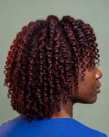 Bordeaux profond sur cheveux crépus