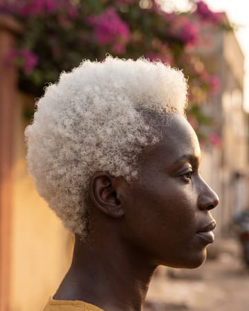 Blanc neige sur cheveux crépus