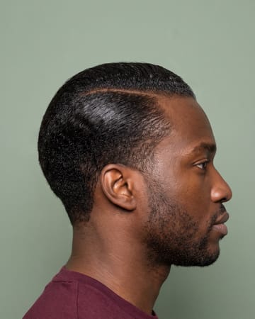 Défrisage homme, cheveux plaqués