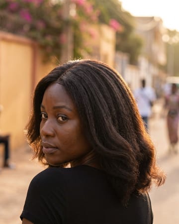 Cheveux crépus assouplis et lissés