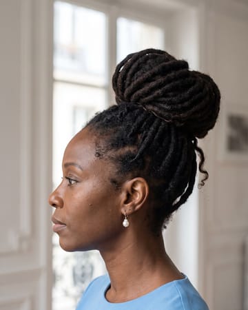 Locks relevées en chignon