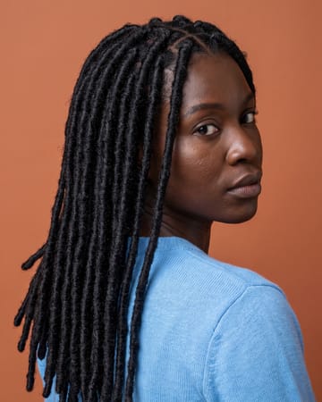 Faux locs classiques mi-dos
