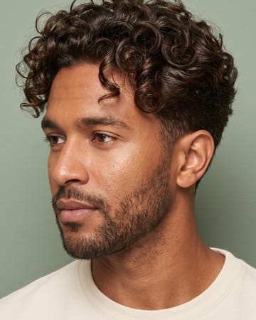 Boucles d'homme souples et brillantes