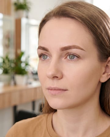Sourcils à la cire, ligne nette