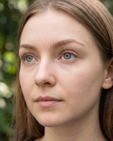 Sourcils fins et délicats