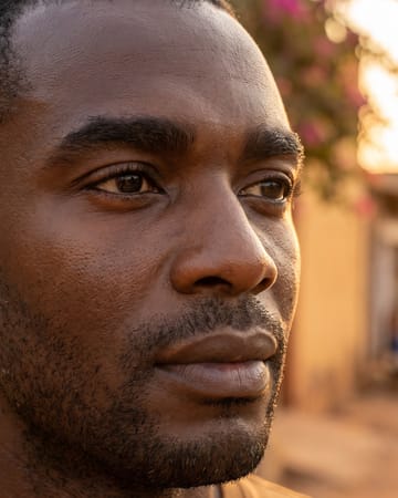 Sourcils homme, contour naturel