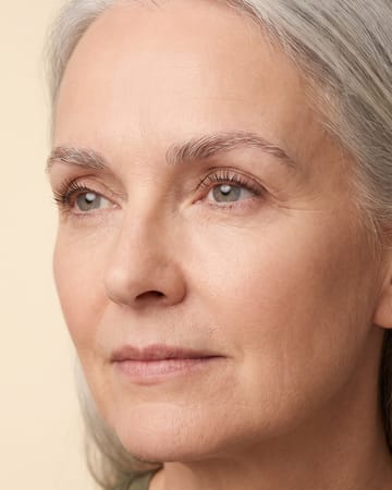 Sourcils matures, poils gris