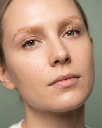 Sourcils éclaircis beige doux