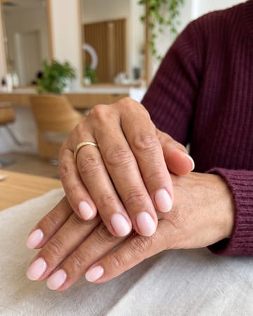 Mains matures soignées