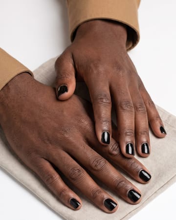 Noir brillant, ongles courts