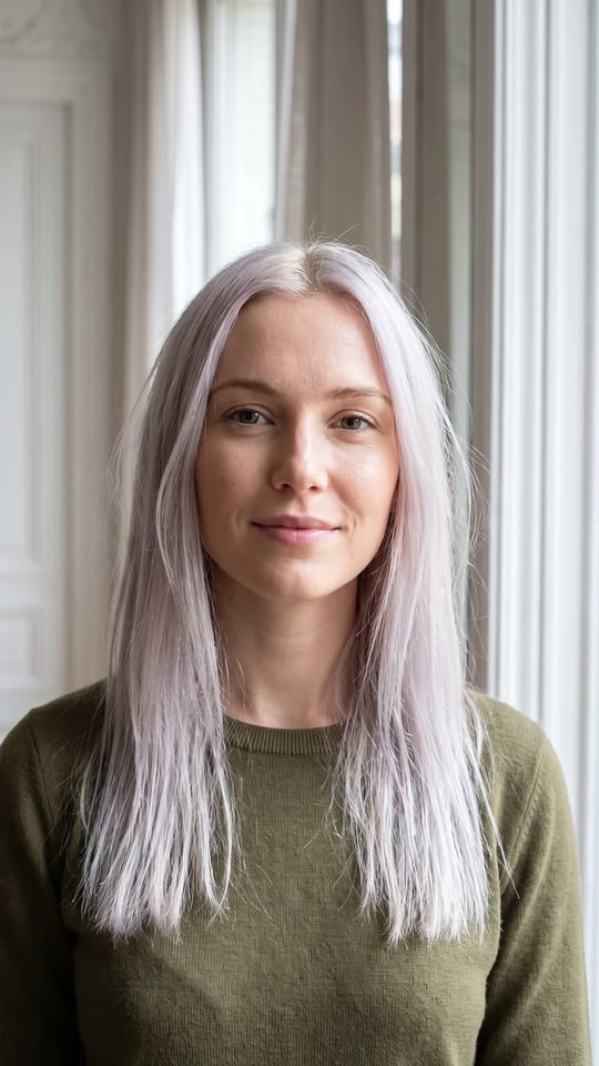Blond polaire irisé : Blond polaire aux reflets irisés et nacrés, mèches claires autour du visage, ni jaune ni orangé, finition lumineuse.