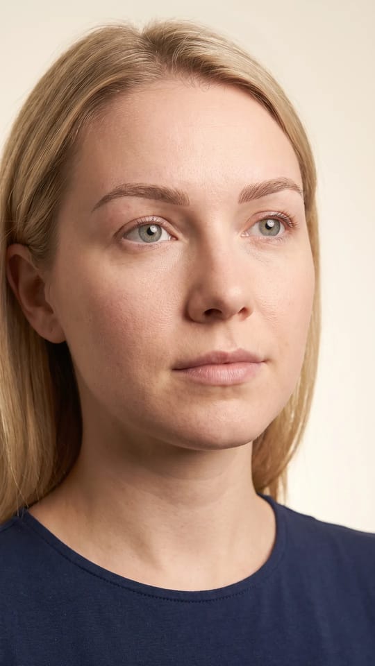 Microblading brun clair : Microblading cicatrisé en brun clair sur peau très claire : des traits d'un taupe doux, plus clairs que le noir classique, qui donnent de la présence à des sourcils blonds sans dureté.