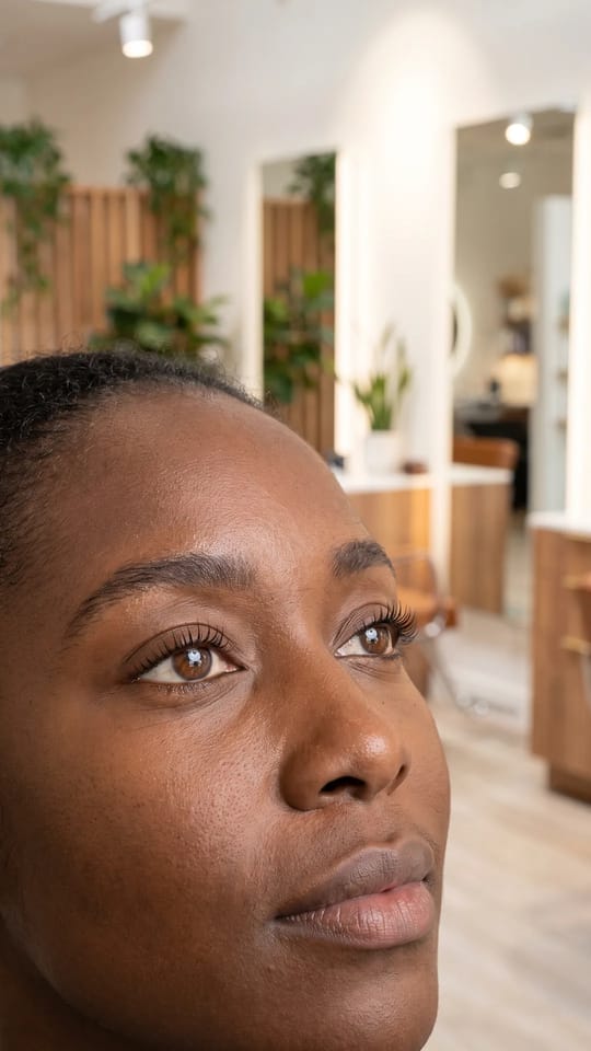 Rehaussement sur cils courts : Rehaussement sur cils courts : une petite forme de rehaussement redresse chaque cil à la racine, ce qui les fait paraître nettement plus longs, avec une teinture noire.