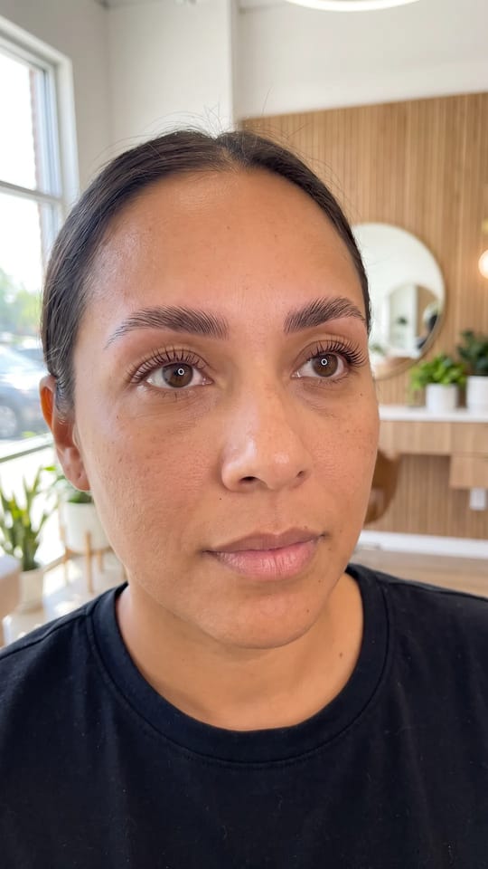 Duo regard : cils et sourcils : Duo regard : rehaussement des cils avec teinture brun foncé et brow lift des sourcils brossés vers le haut, pour un regard à la fois ouvert et structuré, sans maquillage.