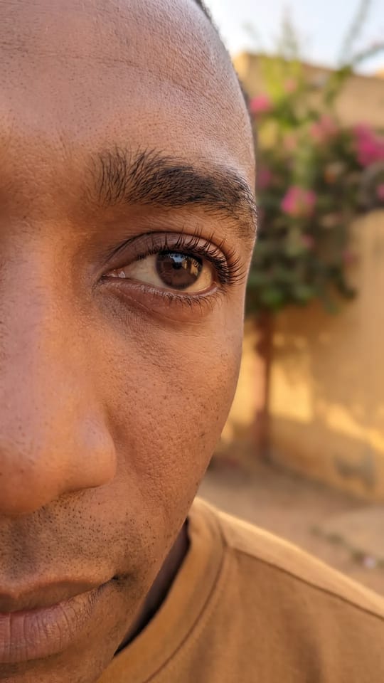 Rehaussement cils pour homme : Rehaussement discret pour homme : une courbure légère et une teinture brun foncé naturel, pour des cils plus visibles et plus ouverts, sans que ça se remarque.