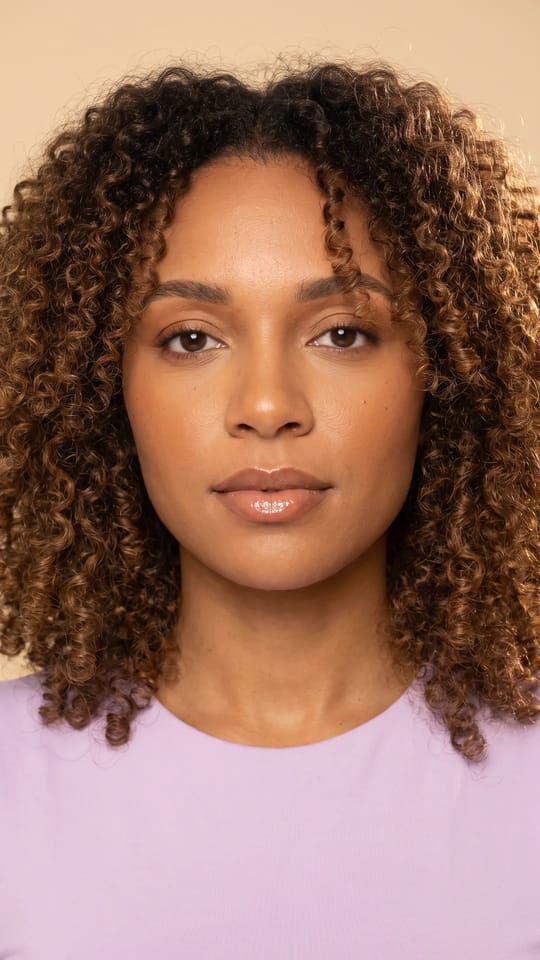 Latte makeup bronzé : Latte makeup : bruns et neutres chauds sur les yeux, les joues et les lèvres pour un rendu bronzé monochrome — paupière caramel, blush toffee, liner brun, lèvres brun lacté brillantes.