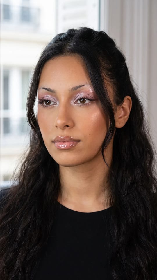 Party girl années 2000 : Party girl années 2000 : fards rose givré et argent nacrés, paillettes sur les paupières, sourcils fins arqués, gloss généreux et pommettes bronzées.