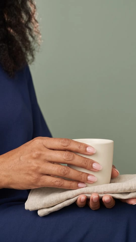 Capsules courtes très naturelles : Capsules ovales courtes imitant des ongles naturels, rose transparent, longueur discrète, idéales pour des ongles abîmés ou rongés.
