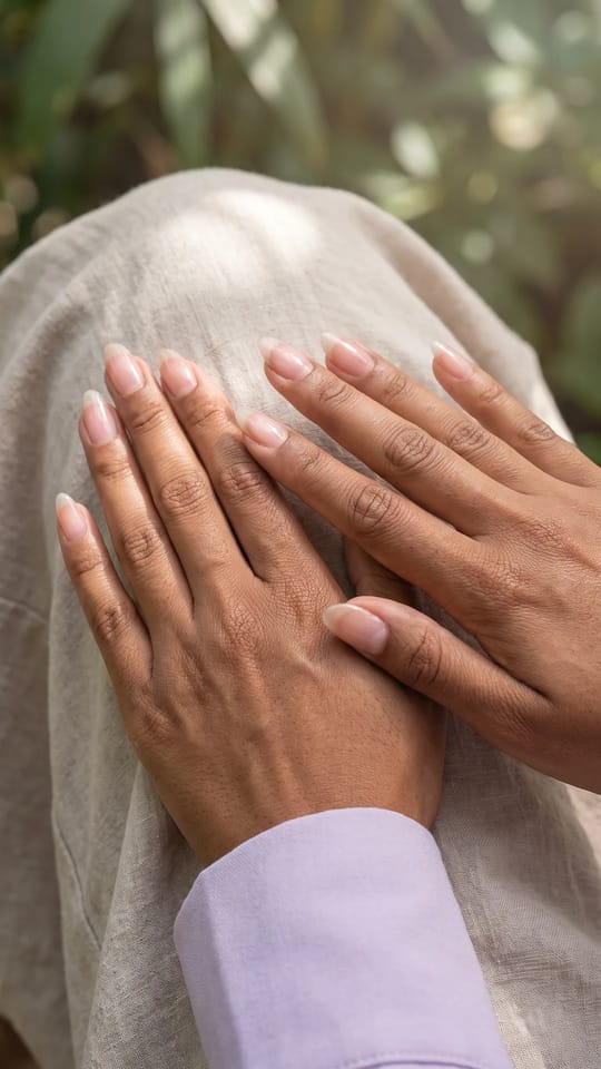 Ongles naturels longs et sains : Ongles naturels mi-longs en amande, rose naturel et brillants après une dépose, solides et lisses, avec une fine couche de top coat transparent.