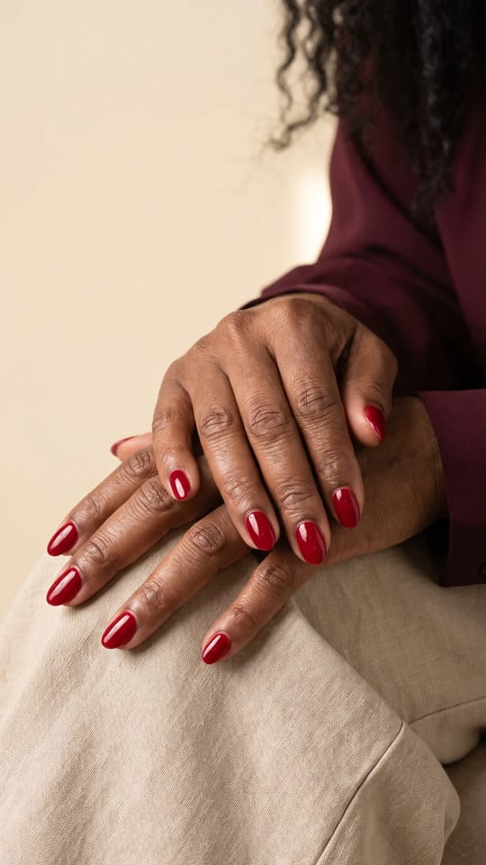 Rouge cerise classique : Vernis rouge cerise classique en deux couches, ongles ovales mi-longs, ligne de cuticule impeccable, brillant profond.