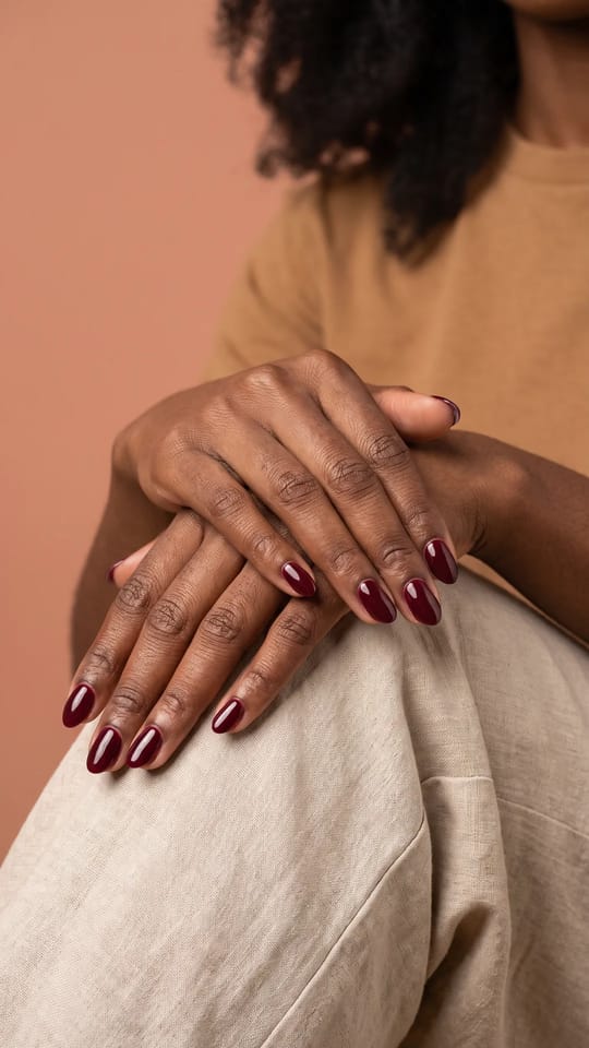 Remplissage bordeaux brillant : Remplissage d'un gel bordeaux : couleur profonde uniforme de la cuticule au bord libre, aucune ligne de repousse, ongles amande courts très brillants.